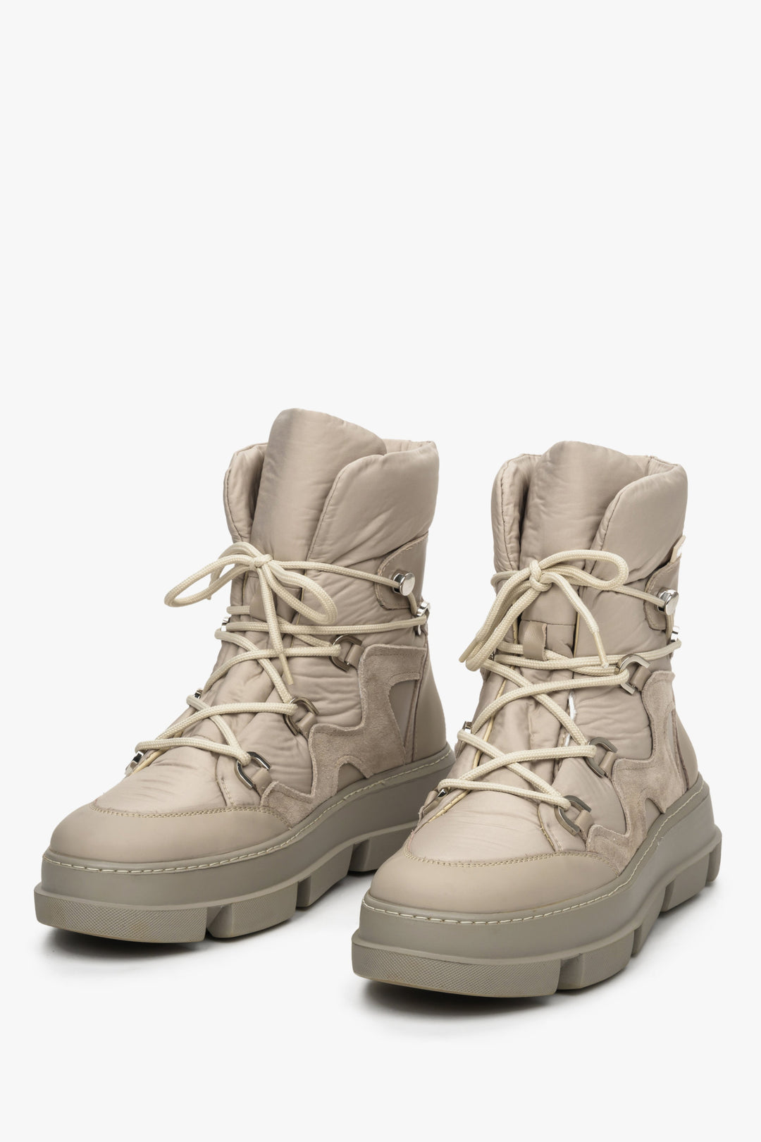 Estro women's winter boots in beige - close-up on the front of the shoe and the lacing system.