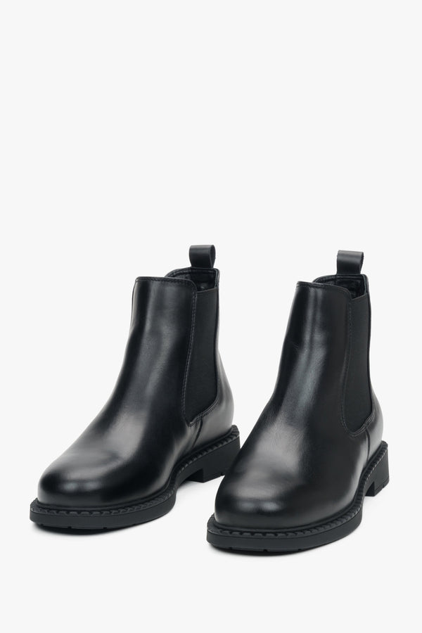 Black leather women's chelsea boots by Estro - front view of the product.