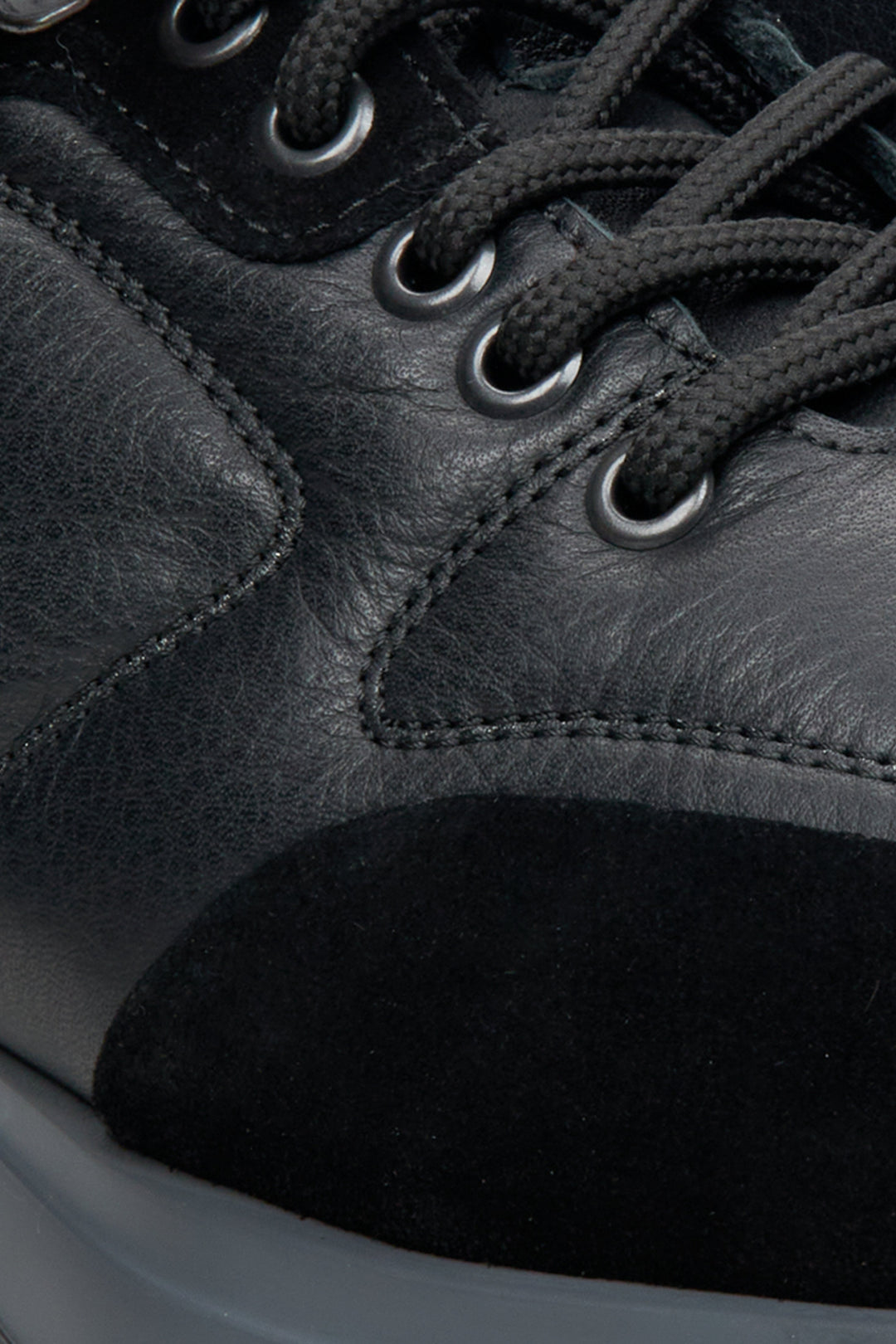 Low-cut men's athletic sneakers in black with suede and leather by Estro - close-up on the details.