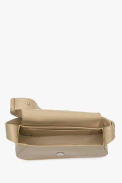 Estro's women's beige bag made of genuine leather - close-up of the interior of the model.