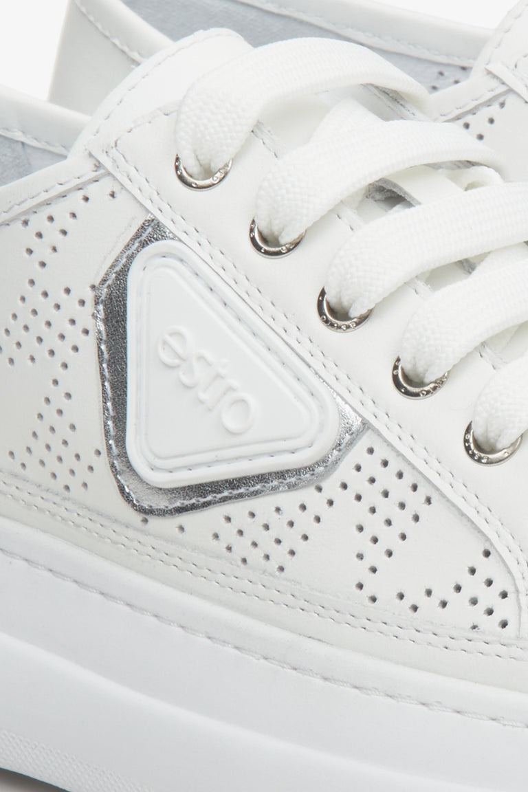 Women's white sneakers by Estro for summer - close-up on the details.
