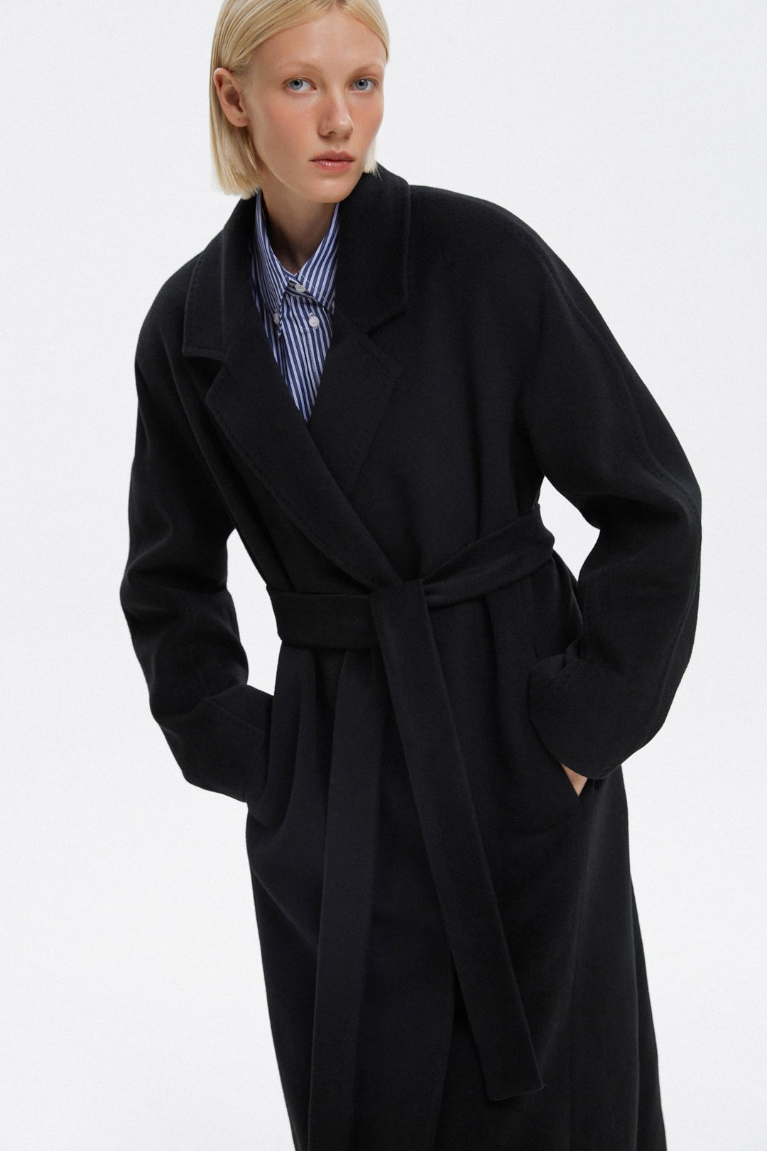 Long women's coat in black by Estro.