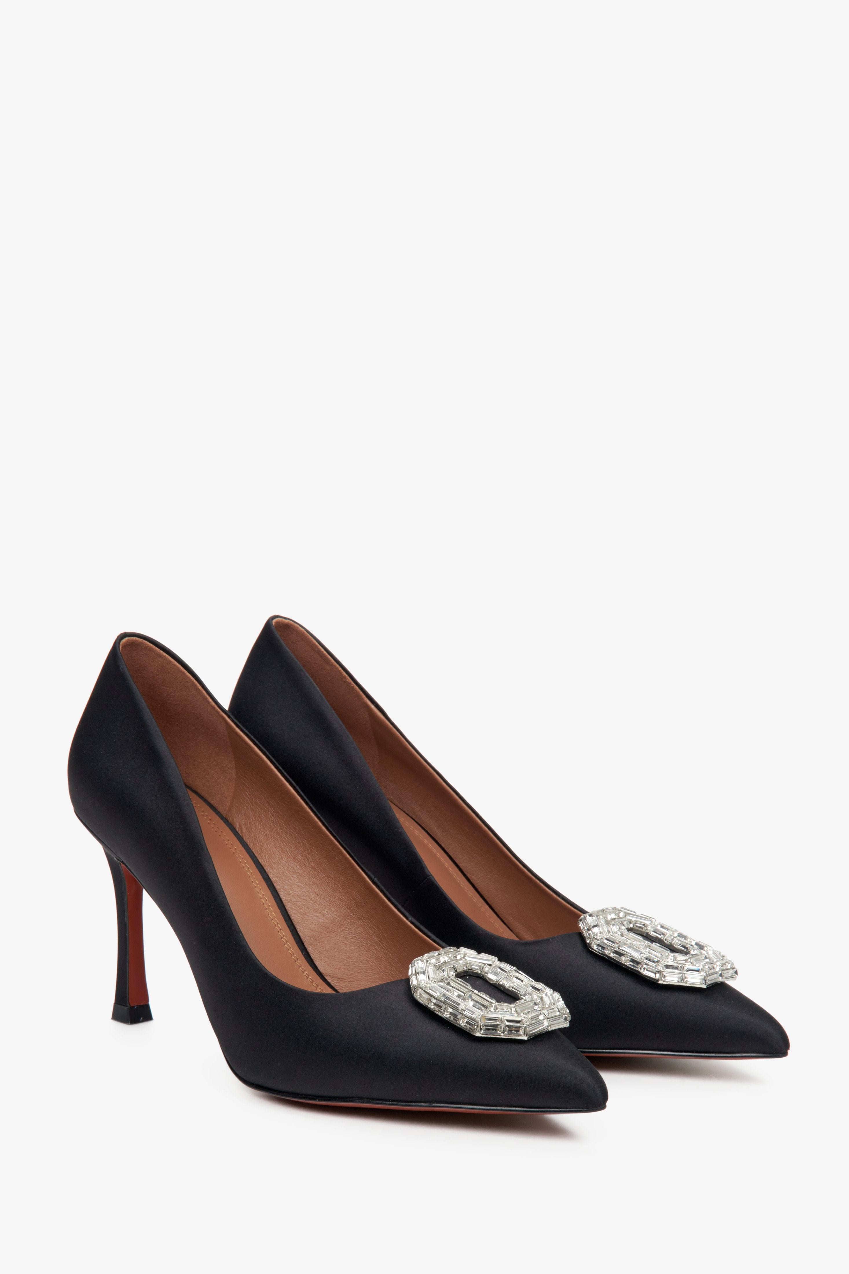 Estro women's pumps with pointed toe and stylish embellishment.