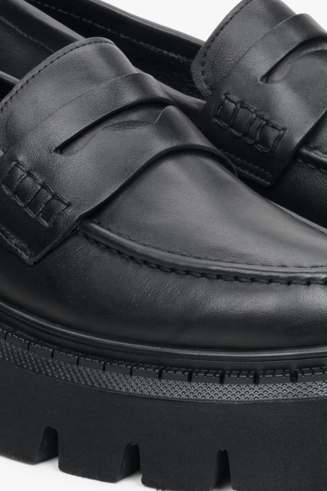 Women's, leather Estro loafers in black - close-up on the detail.