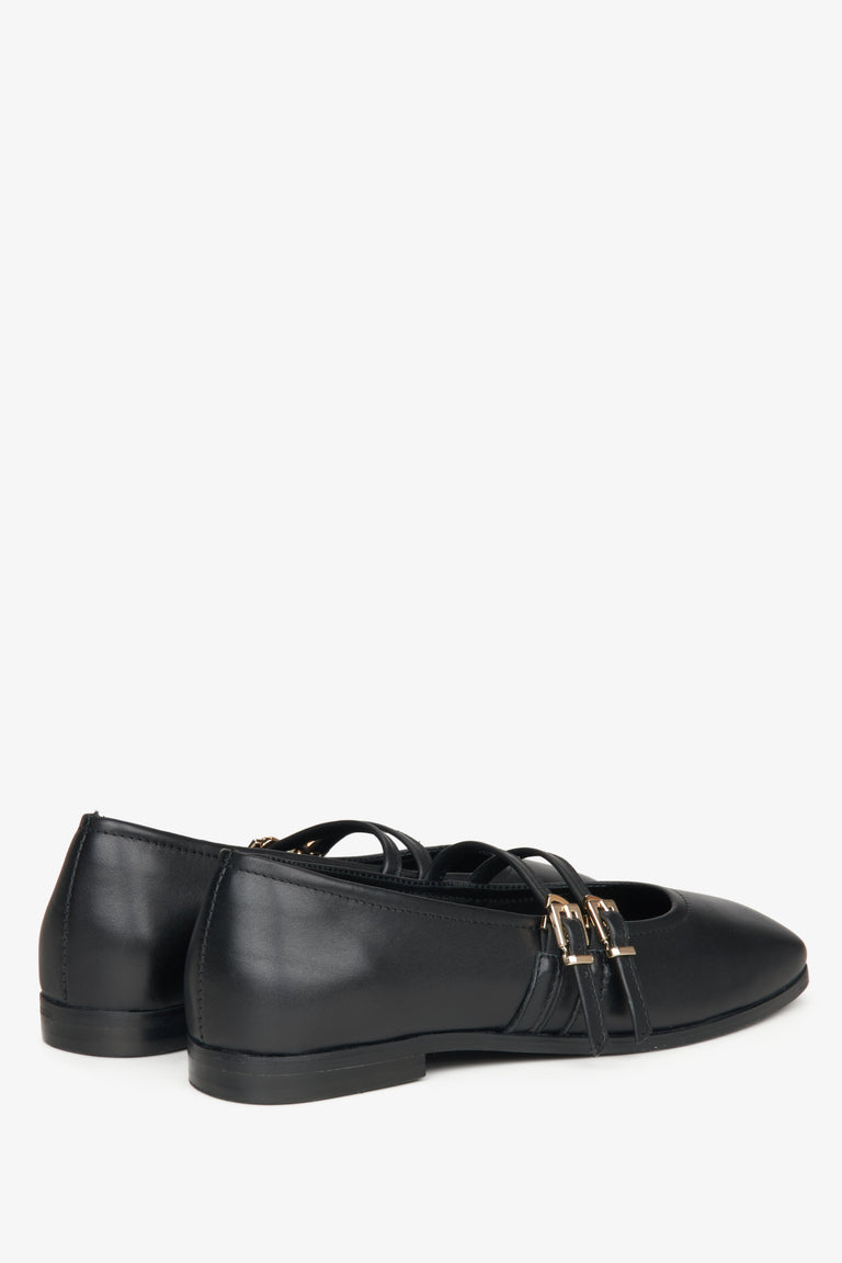 Estro women's black leather ballet flats - close-up on the heel.