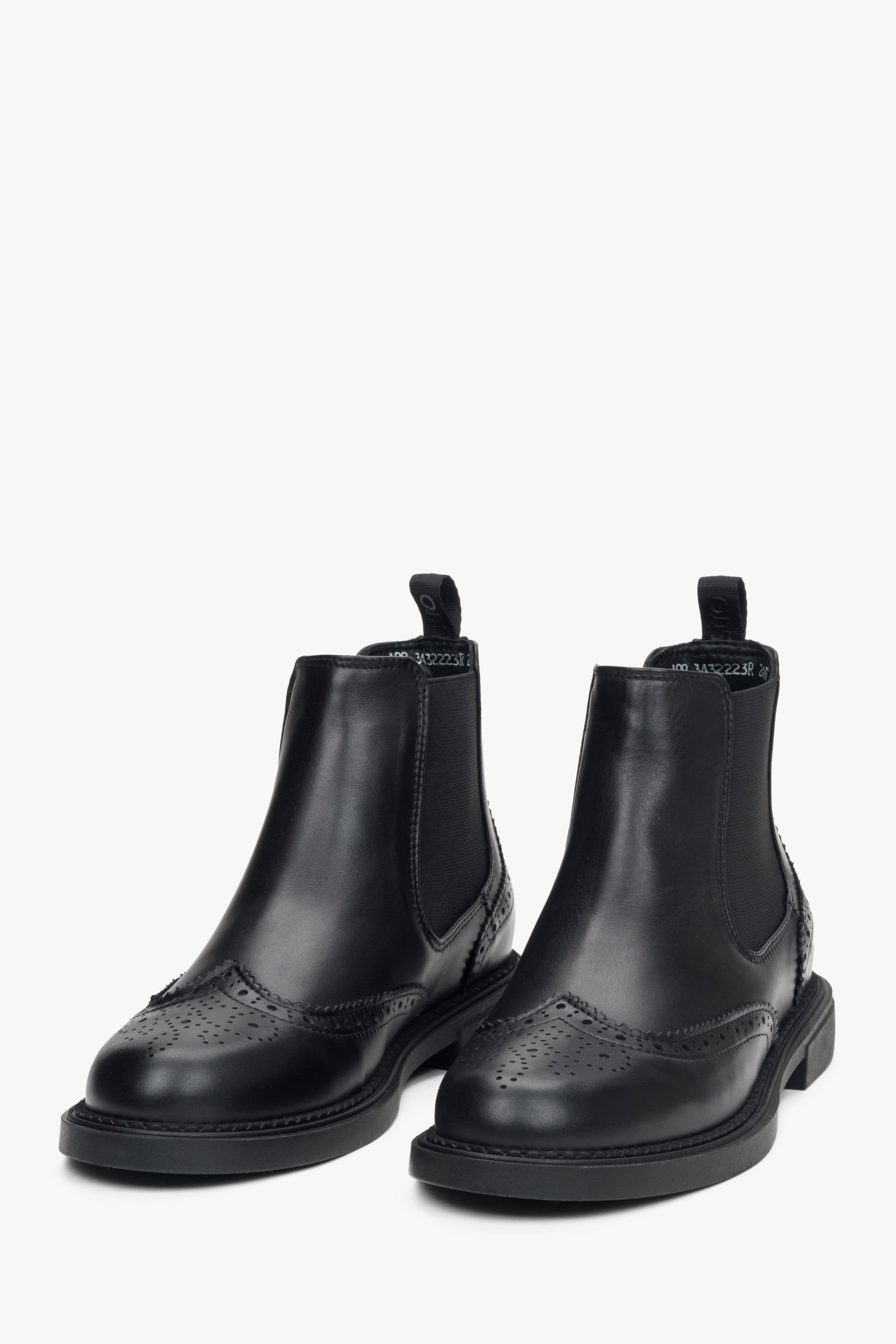 Black leather low-top Chelsea boots by Estro - front view presentation of the model.