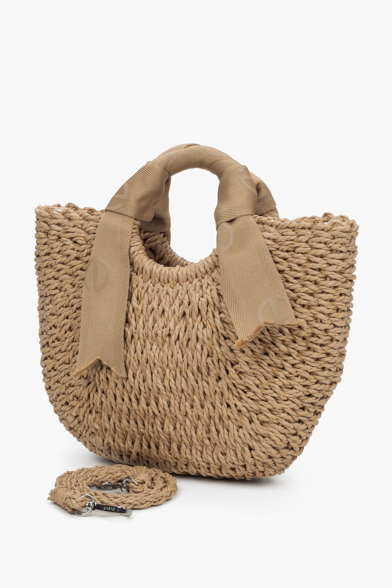 Estro women's woven bag with beige handle.