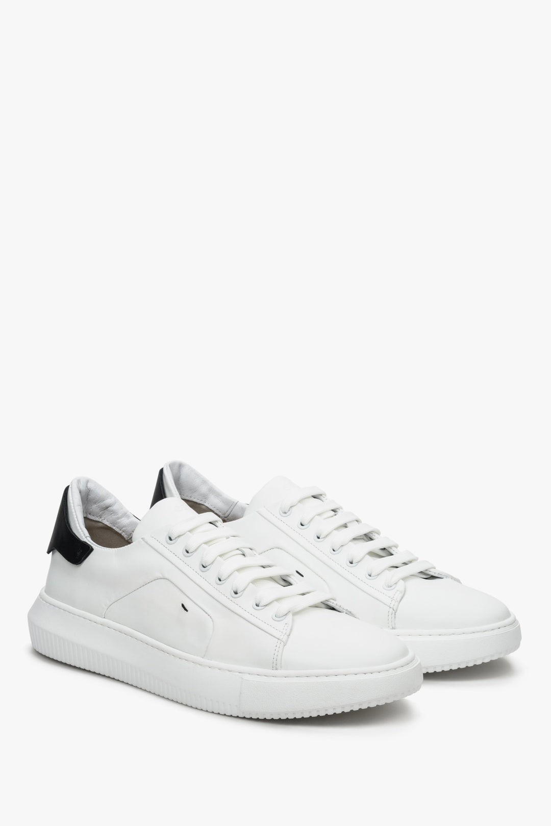 Estro men's white sneakers made of natural leather with laces - presentation of the toe and shoe side.