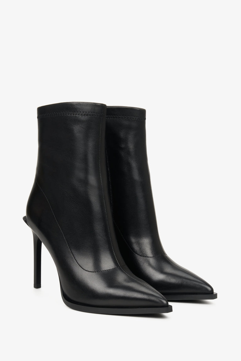 Leather women's ankle boots, for fall and spring, in black color by Estro - close-up on the shoe's toe and side profile.