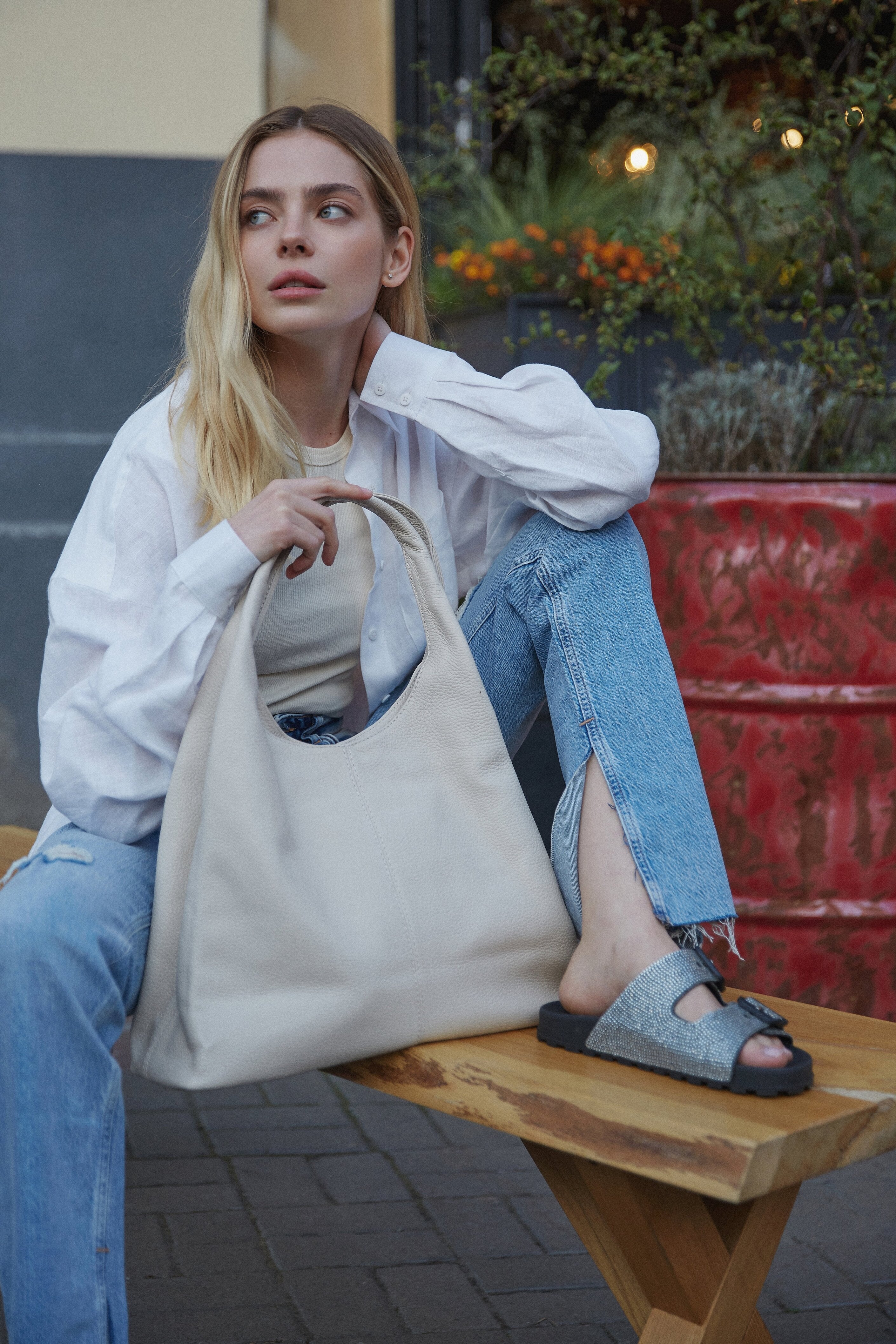 Light Beige Women's Leather Shopper Bag Estro - presentation on a model.