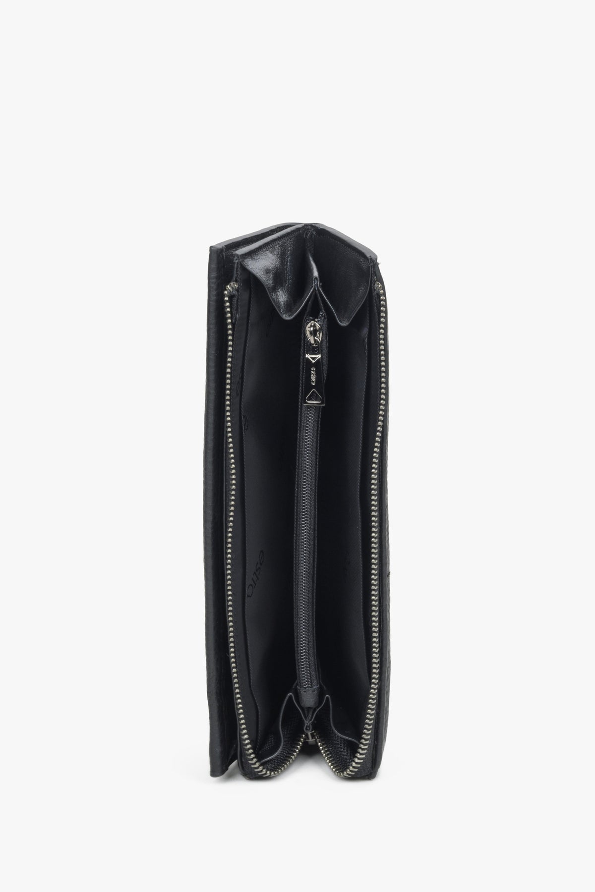 Large men's black leather wallet - cross-section of the model.