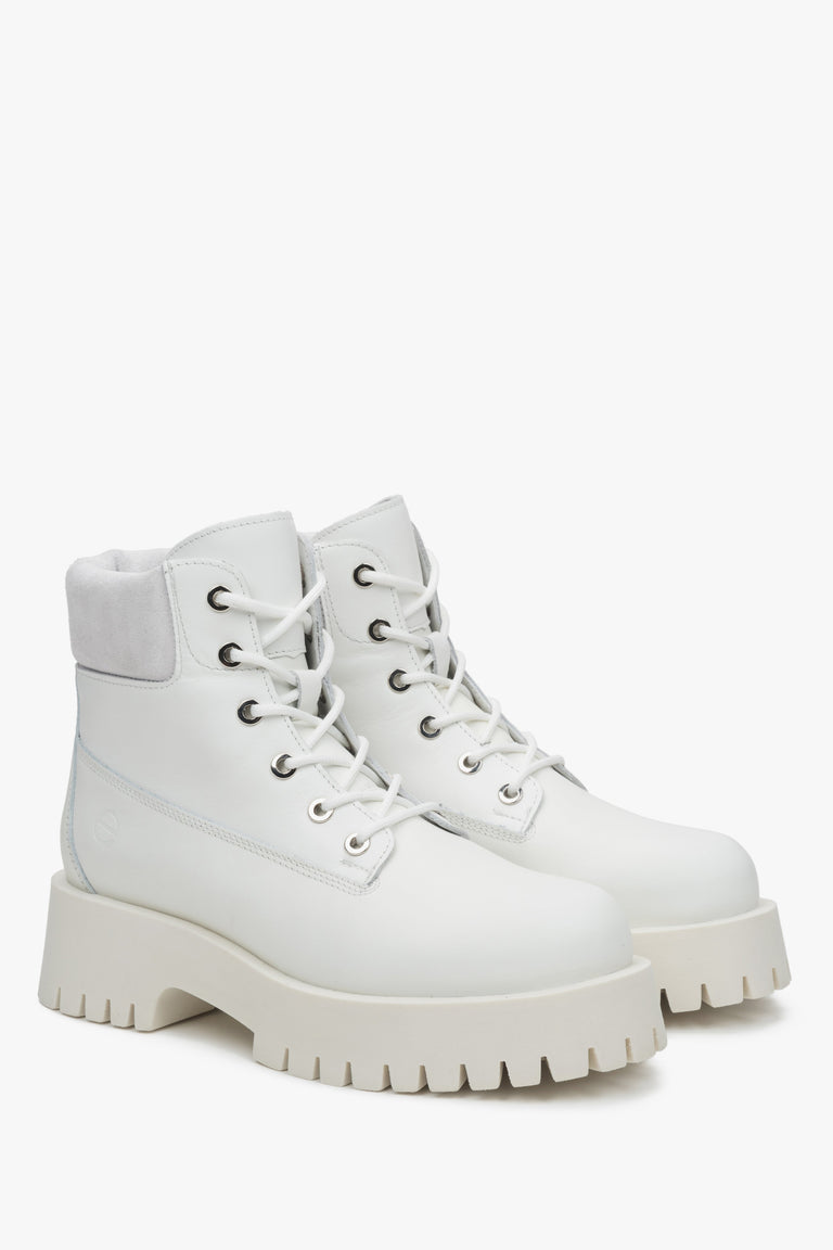 White lace-up women's ankle boots Estro made of premium leather and velour.