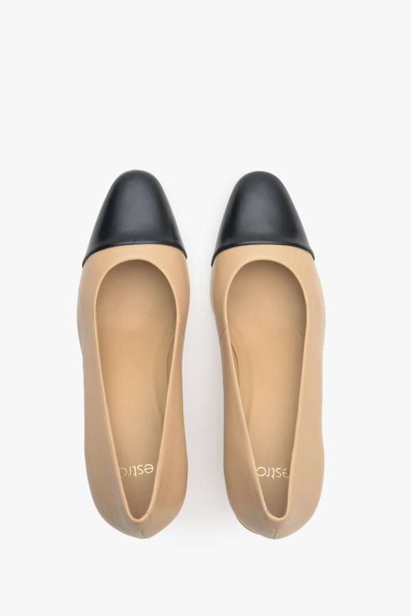 Women's leather pumps with a square heel in beige color with a black toe by Estro - top view presentation of the model.