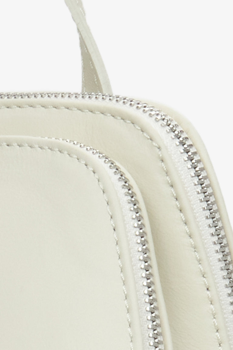 Women's leather milky-beige Estro backpack - close-up on details.