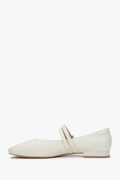 Stylish white Estro women's ballet flats, crafted from high-quality genuine leather, offering comfort thanks to the low heel.