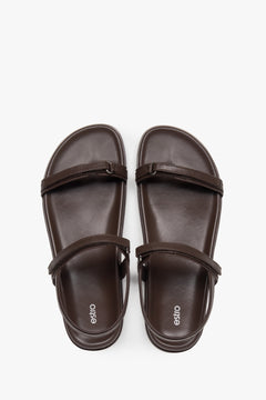 Stylish brown Estro women's sandals with a minimalist design of thin straps, offering comfort thanks to the flexible sole.