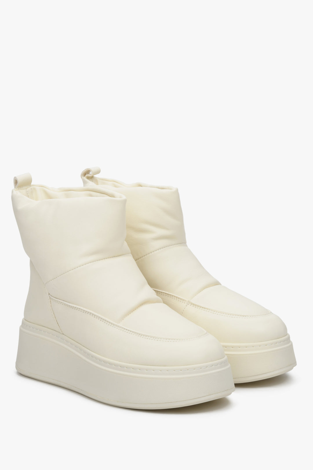 Women's white leather snow boots made of genuine leather.