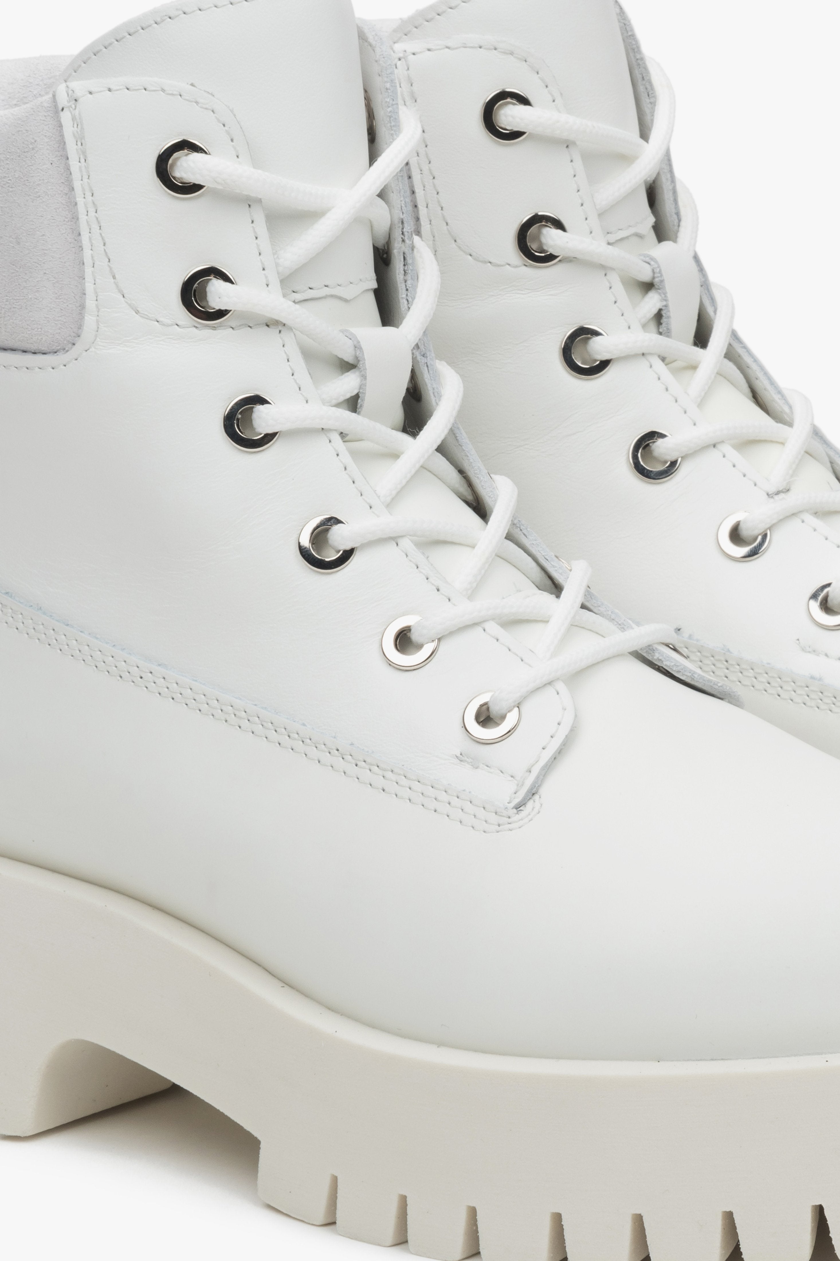 White lace-up women's ankle boots Estro - close-up of the details.