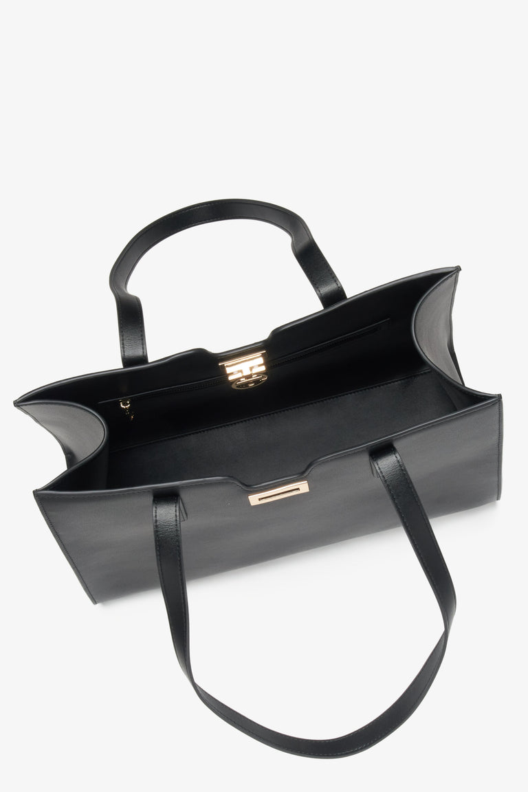 Black leather shopper bag by Estro  - presentation of the main compartment.