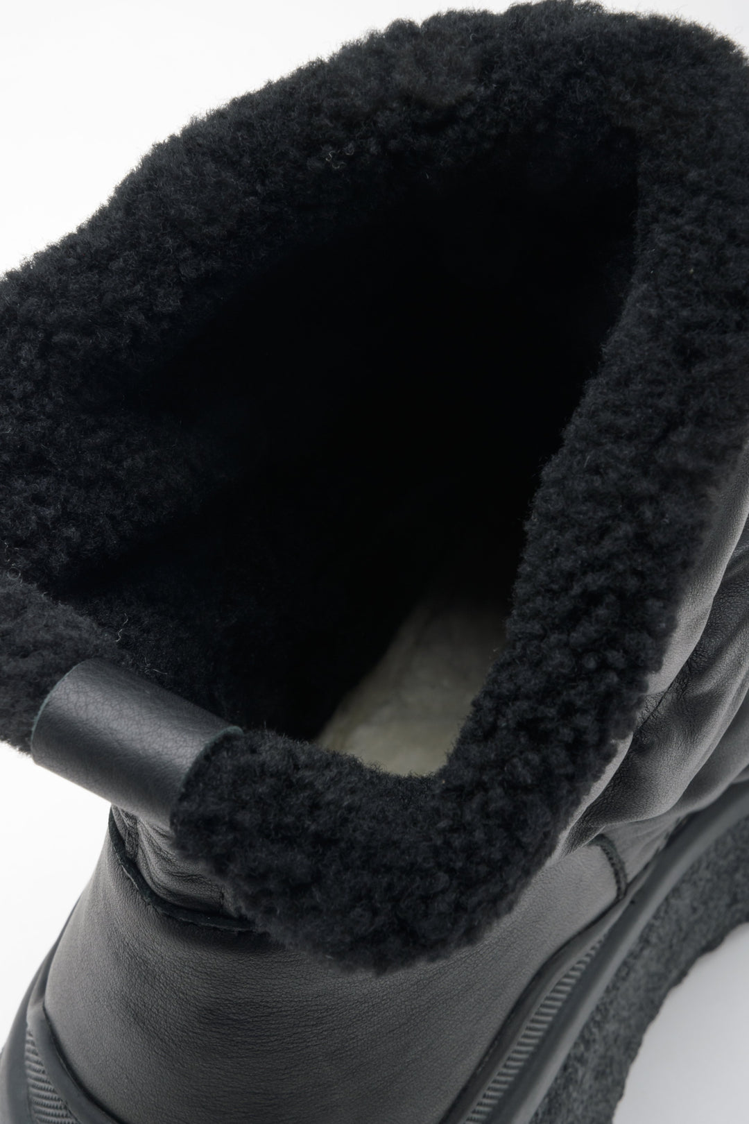 Black leather and fur snow boots Estro - a close-up on shoe insole.