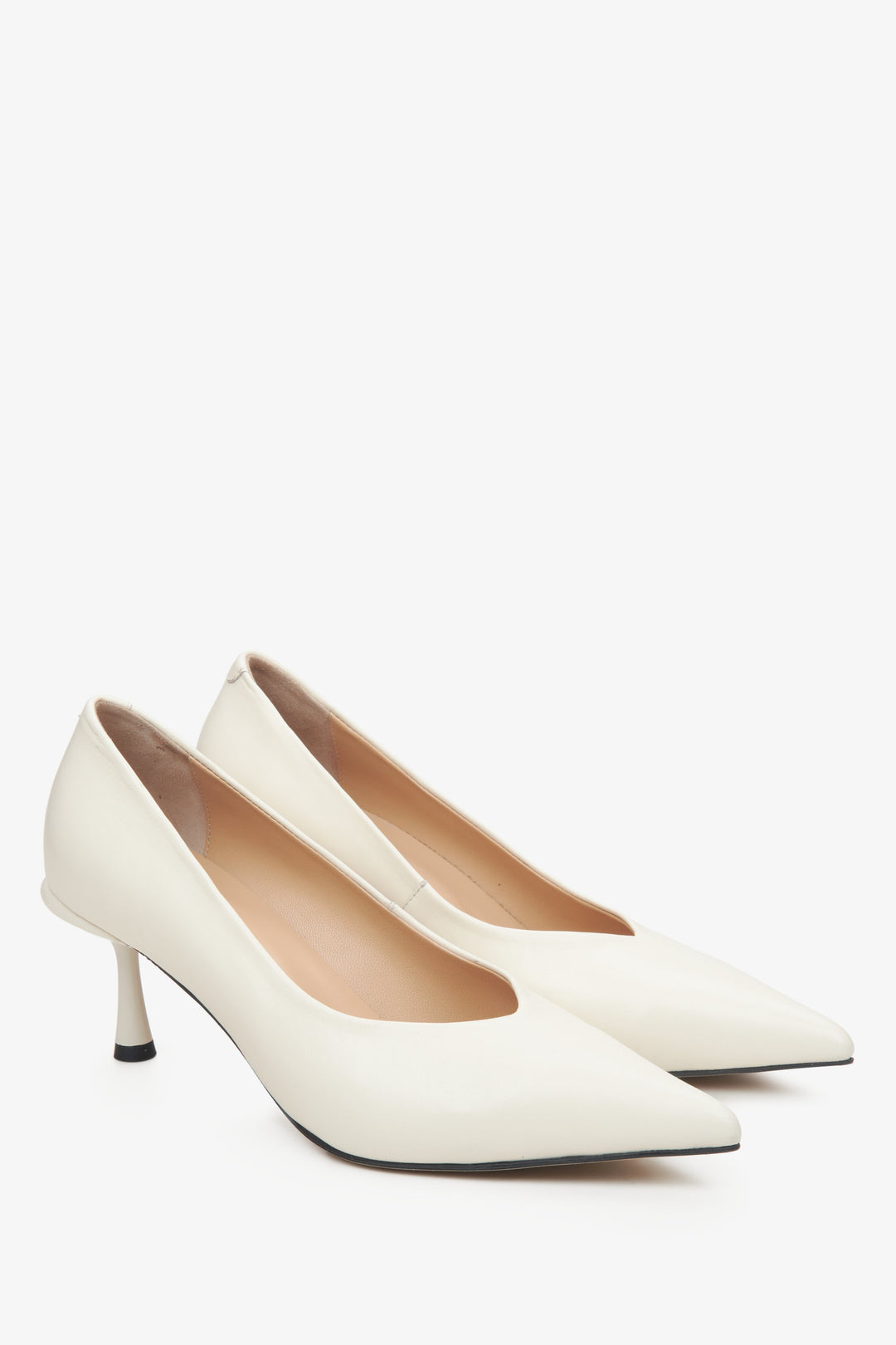 Cream-beige women's pumps with a pointed toe by Estro.