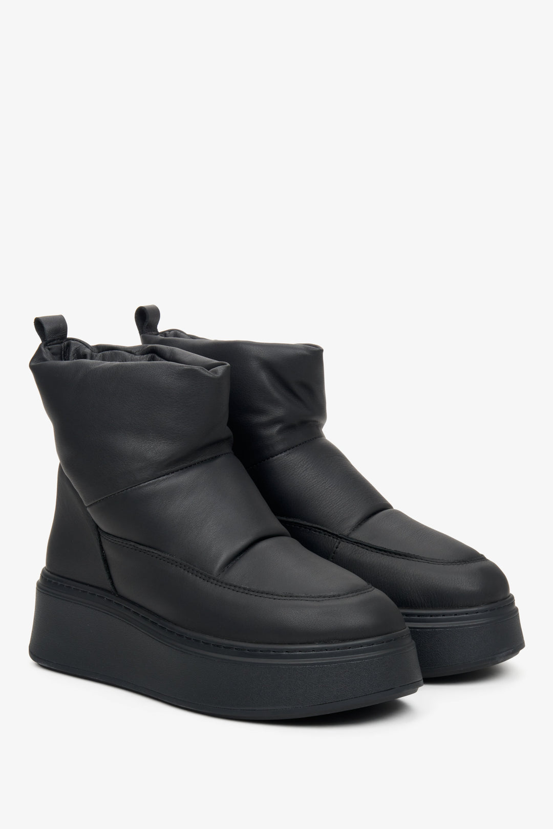 Women's black leather snow boots made of genuine leather.
