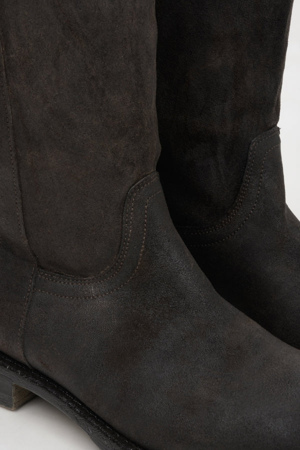 Black high leather women's boots by Estro - close-up of the details.