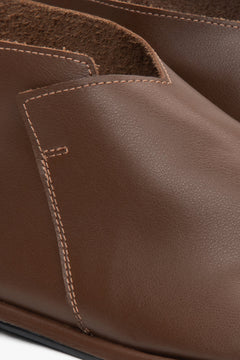 Brown women's sandals with a closed heel by Estro – details.