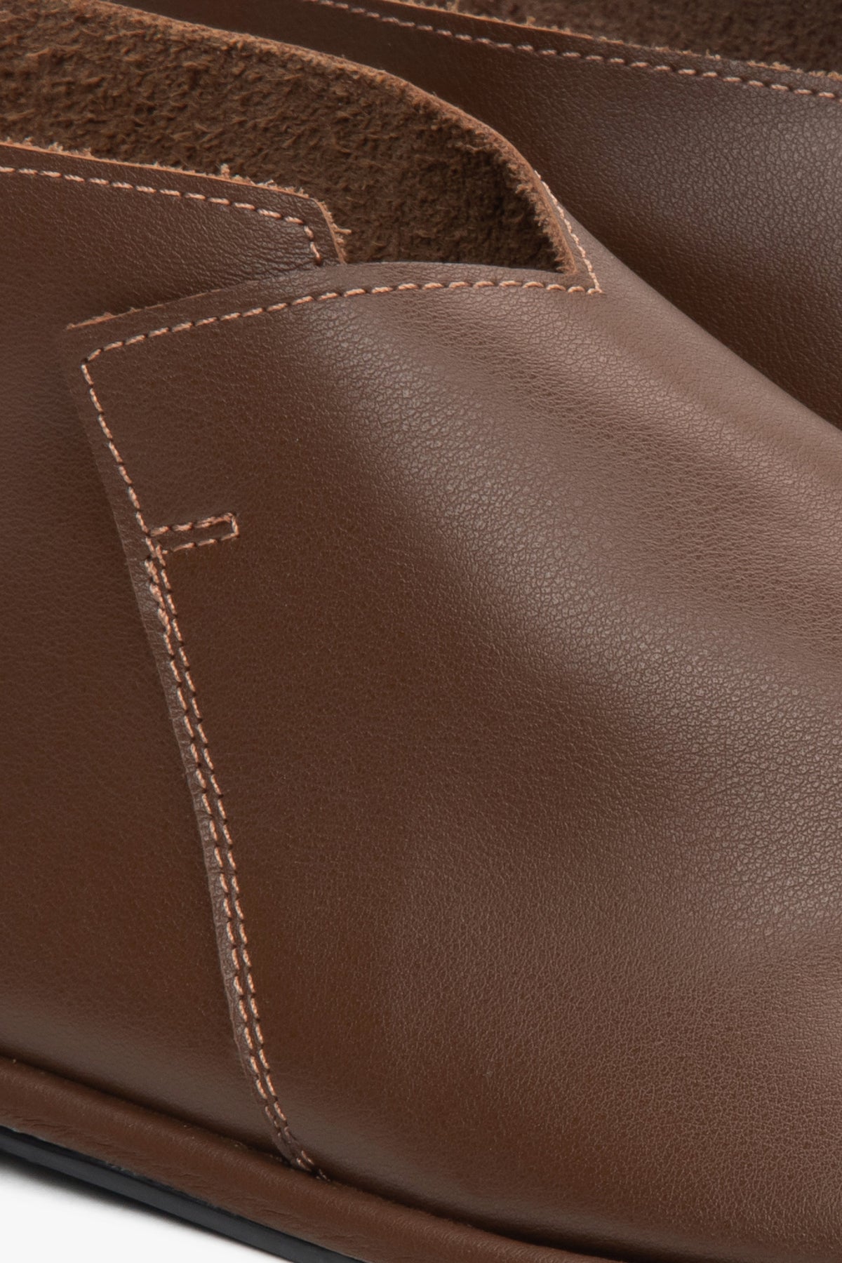 Brown women's sandals with a closed heel by Estro – details.