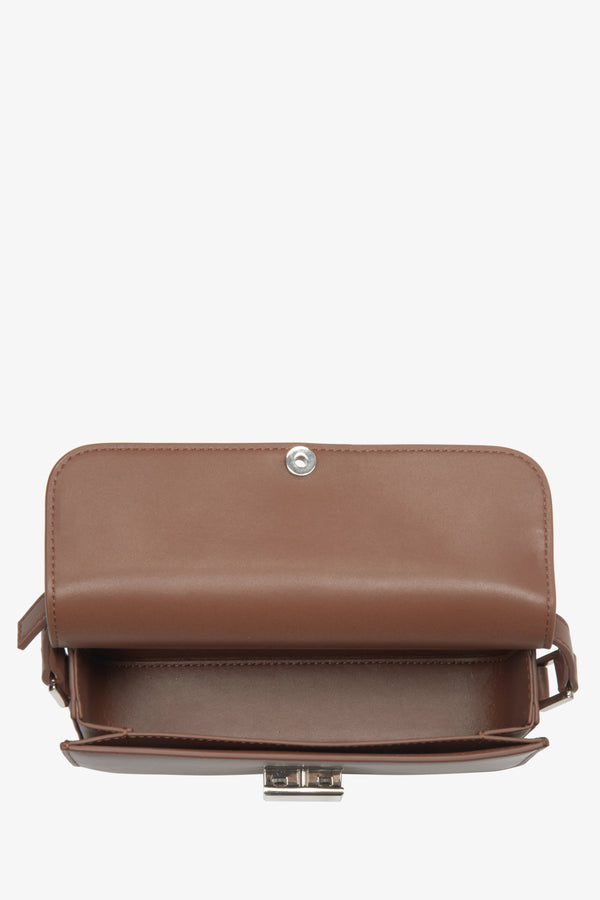 Women's small brown leather handbag Estro - interior of the model.