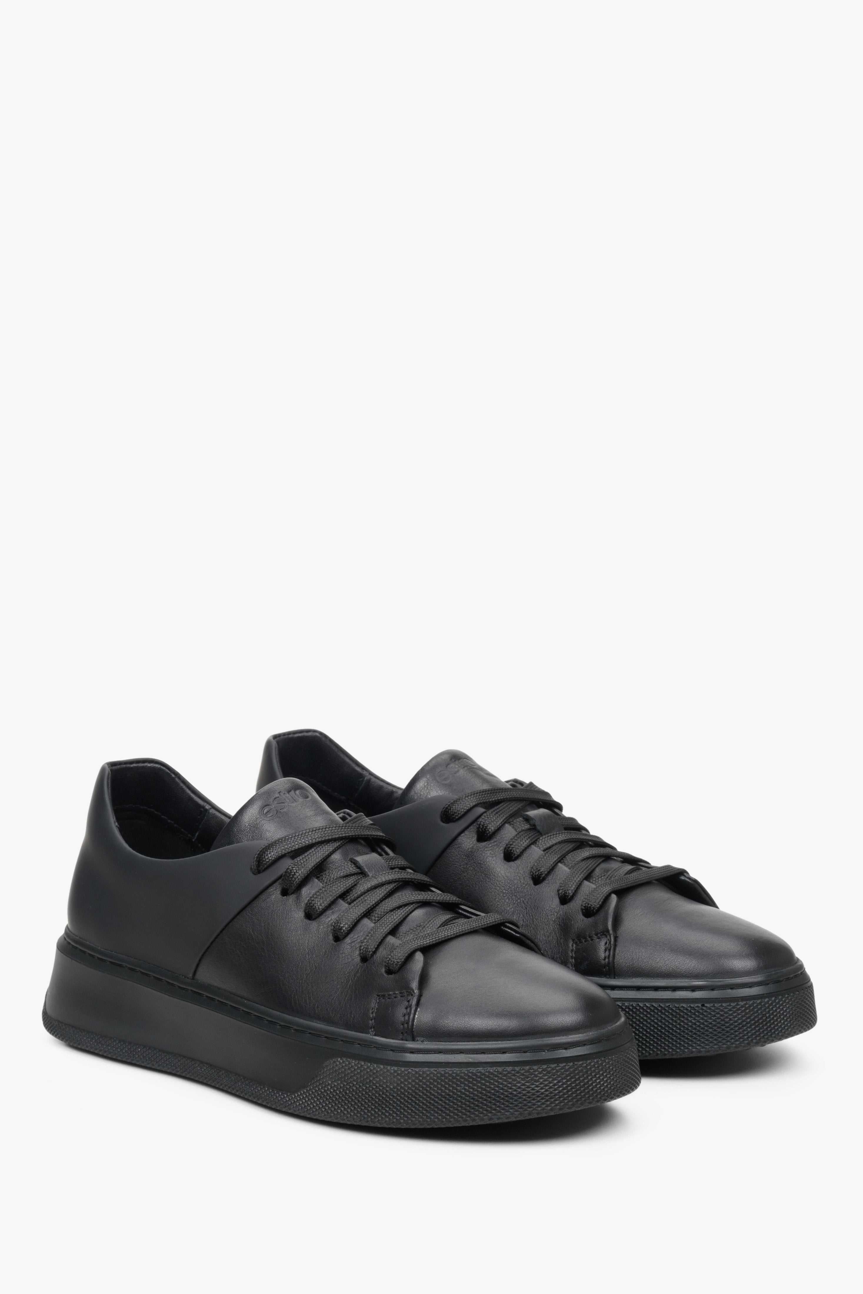 Women's leather sneakers in black with laces - presentation of the toe and side seam of the shoe.