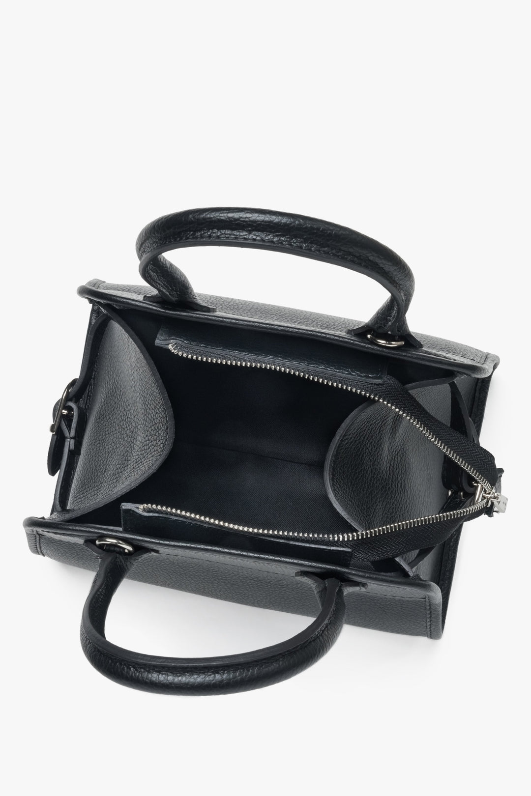 Women's black satchel bag by Estro - close-up of the interior of the model.