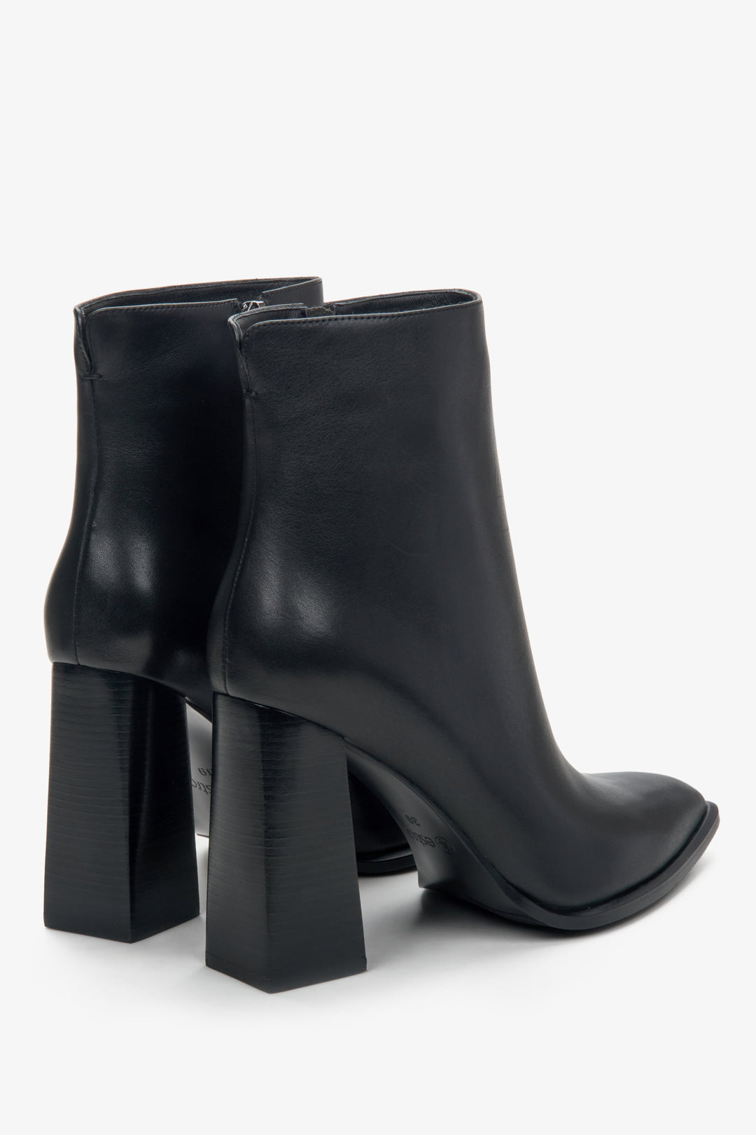 Women's heeled ankle boots in black - shoe heel counter.