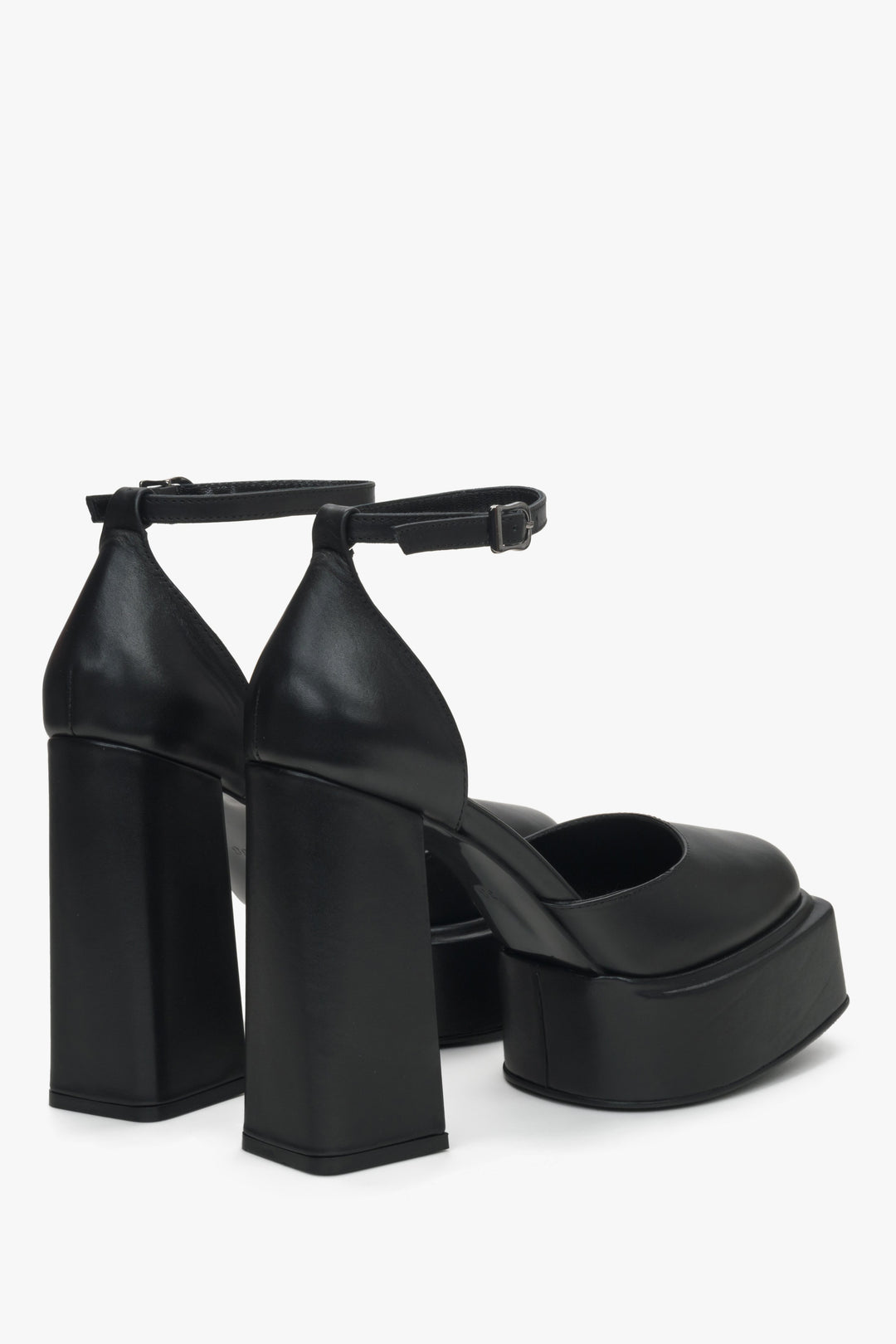 Women's black leather sandals Estro.
