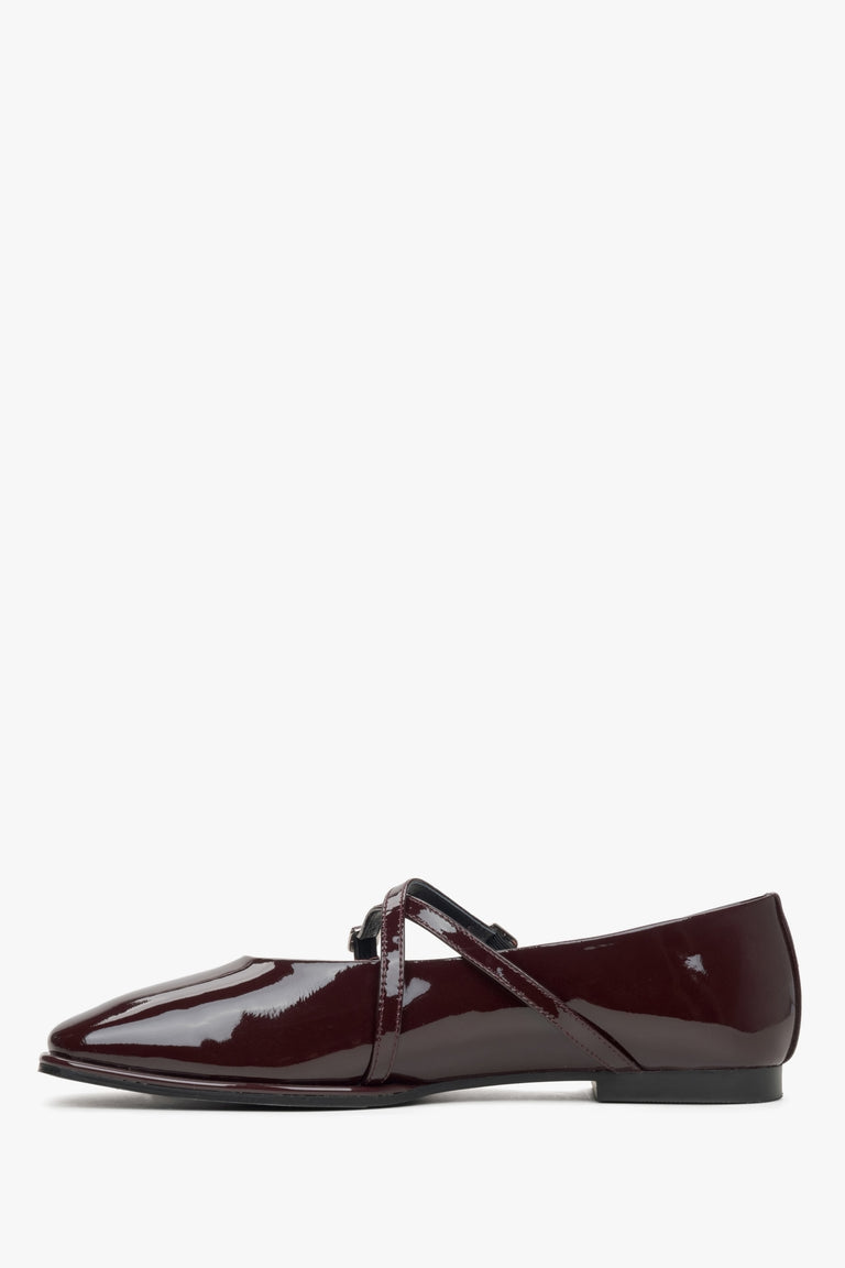 Estro women's burgundy patent leather ballet flats - side profile.