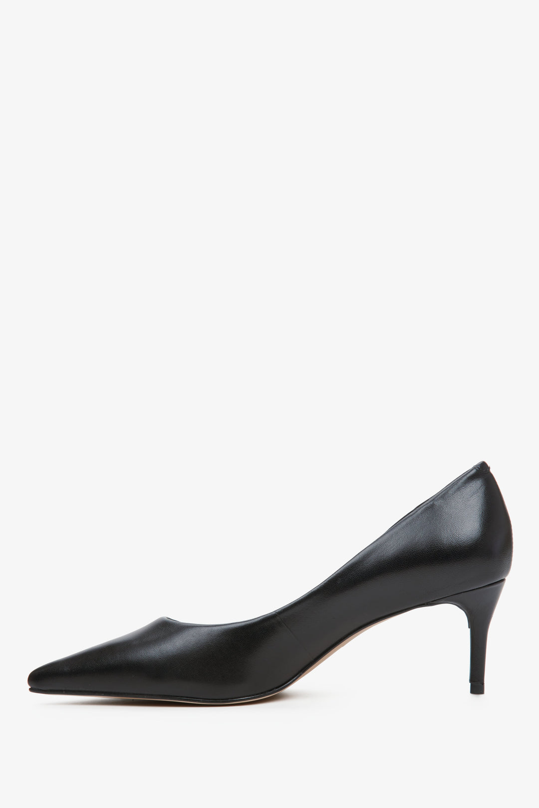 Women's black leather pumps by Estro - shoe profile.