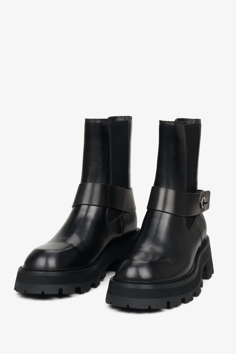 Women's black leather ankle boots by Estro - view of the toe line of the shoe.