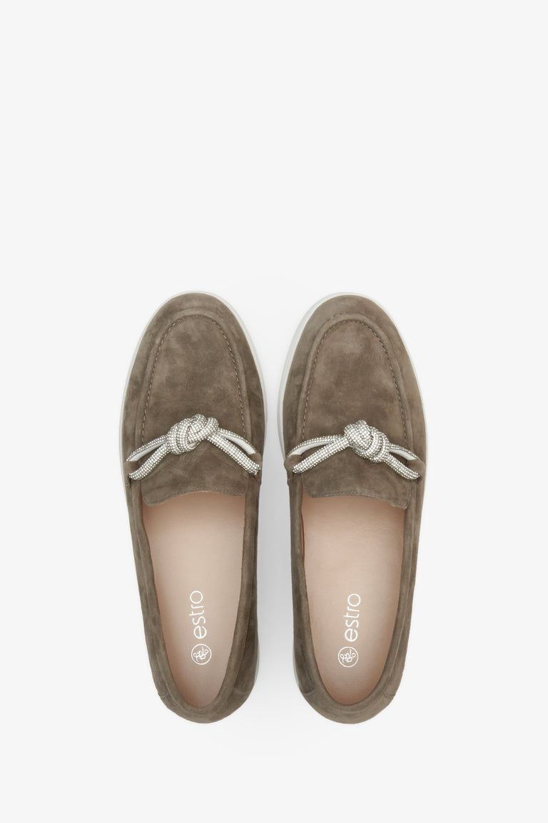 Estro women's natural velour moccasins with a decorative bow - top view presentation, brown colour.