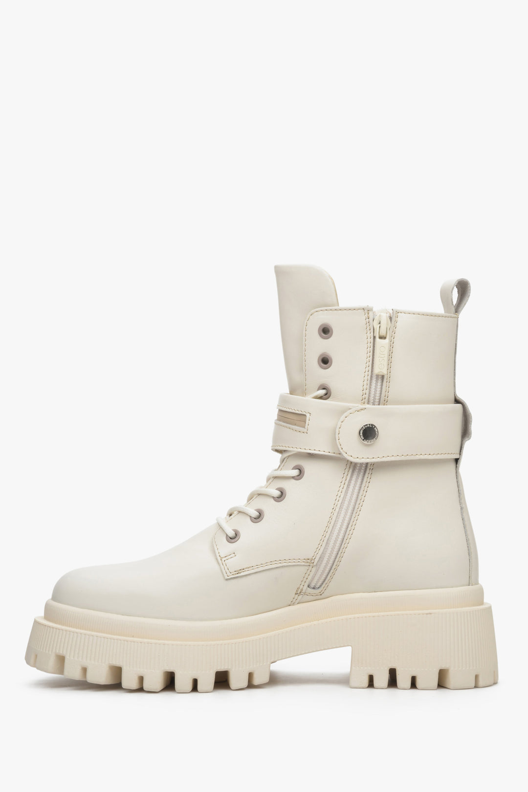 High, light beige women's winter ankle boots on a platform by Estro - close-up of the shoe profile.