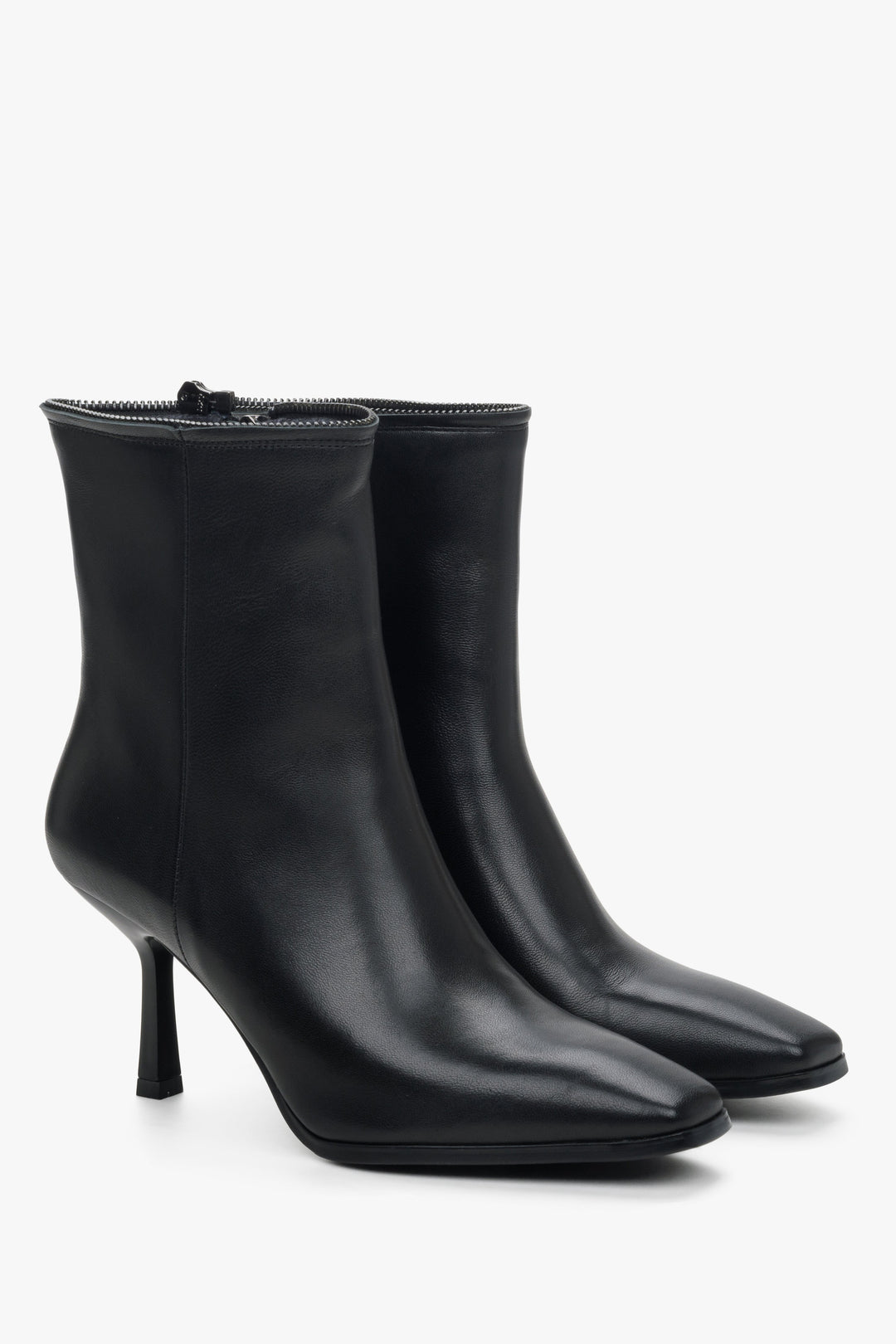Women's black leather boots by Estro - presentation of the model unfastened.