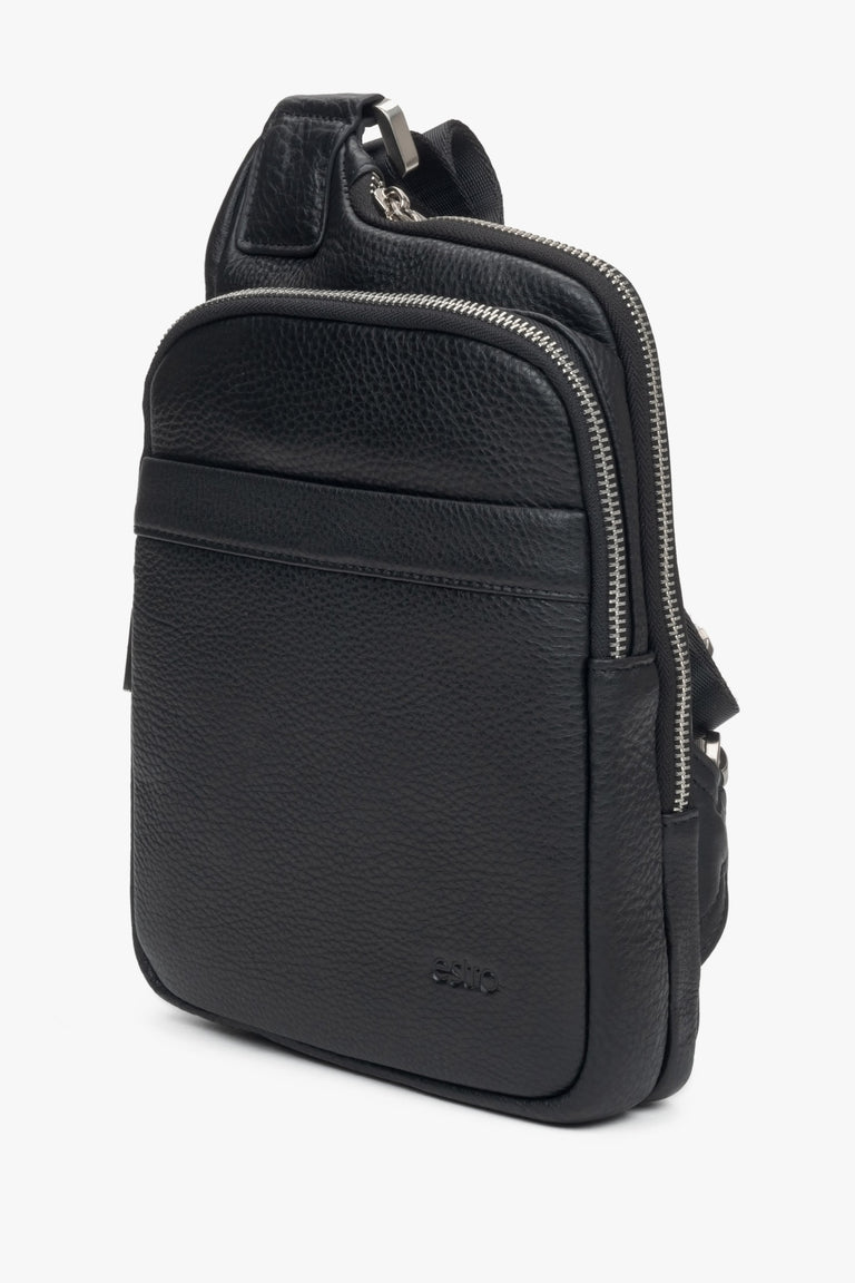 Men's shoulder bag in black, made of high-quality genuine leather with an adjustable strap, by Estro.