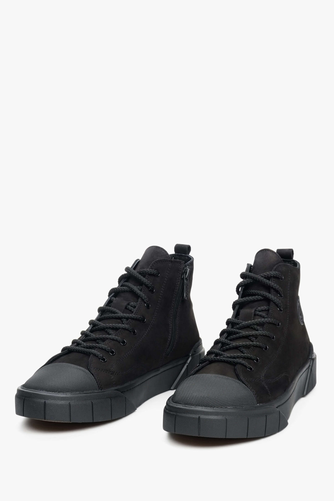 Estro brand men's lace-up winter sneakers in black - presentation of shoe toe.