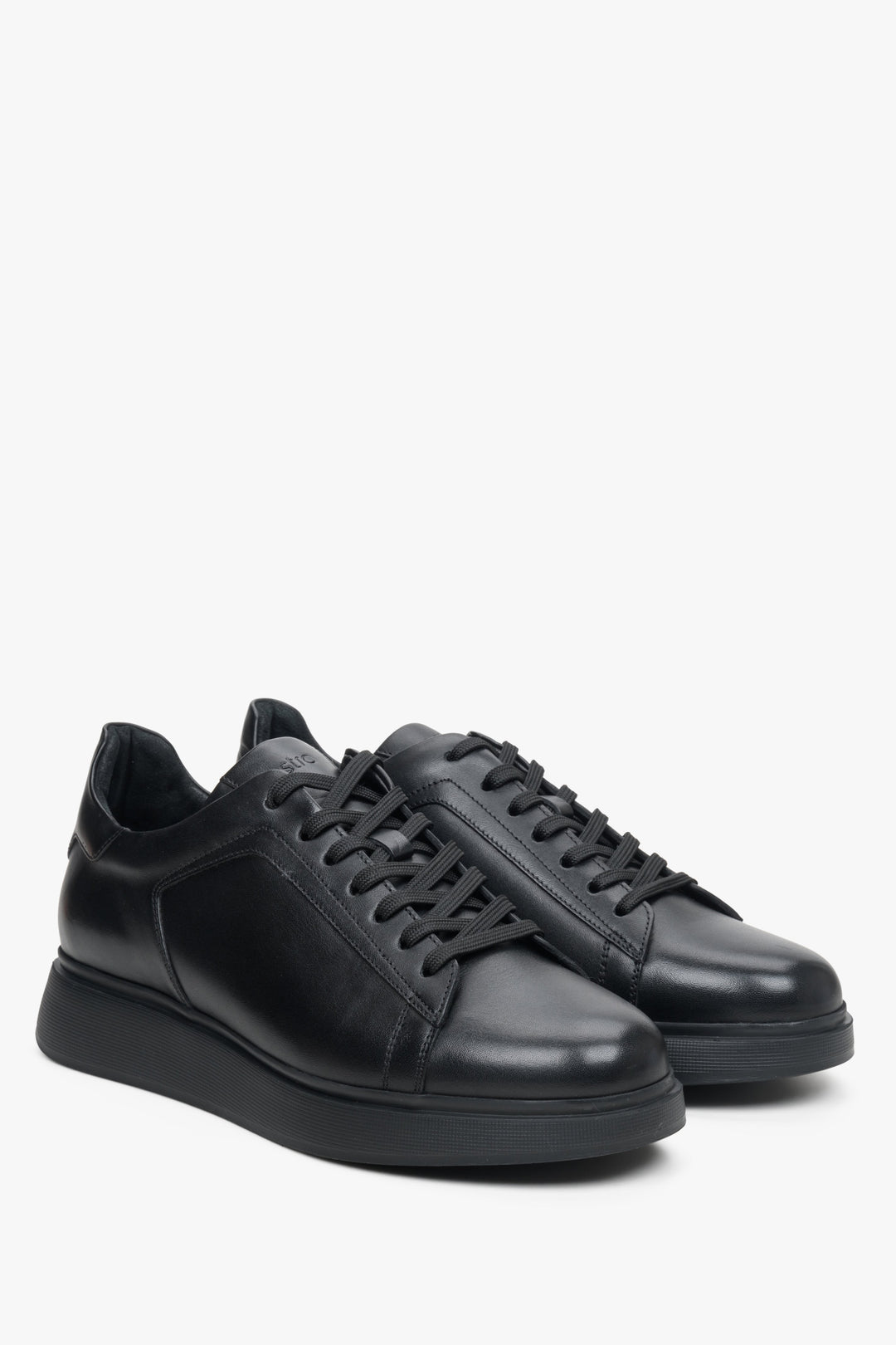 Men's low black sneakers with lacing in genuine leather by Estro.