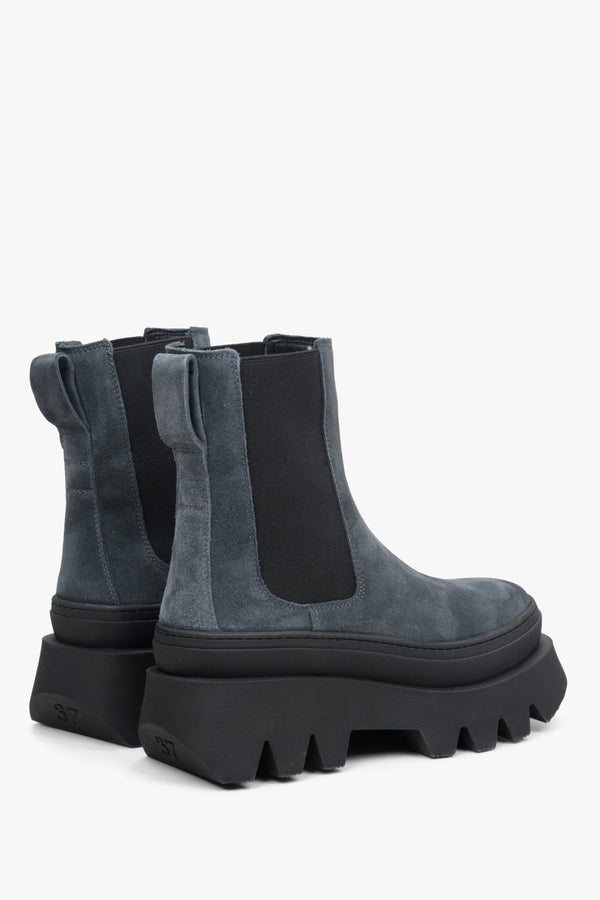 Women's grey chelsea boots by Estro on a flexible sole - shoe profile.