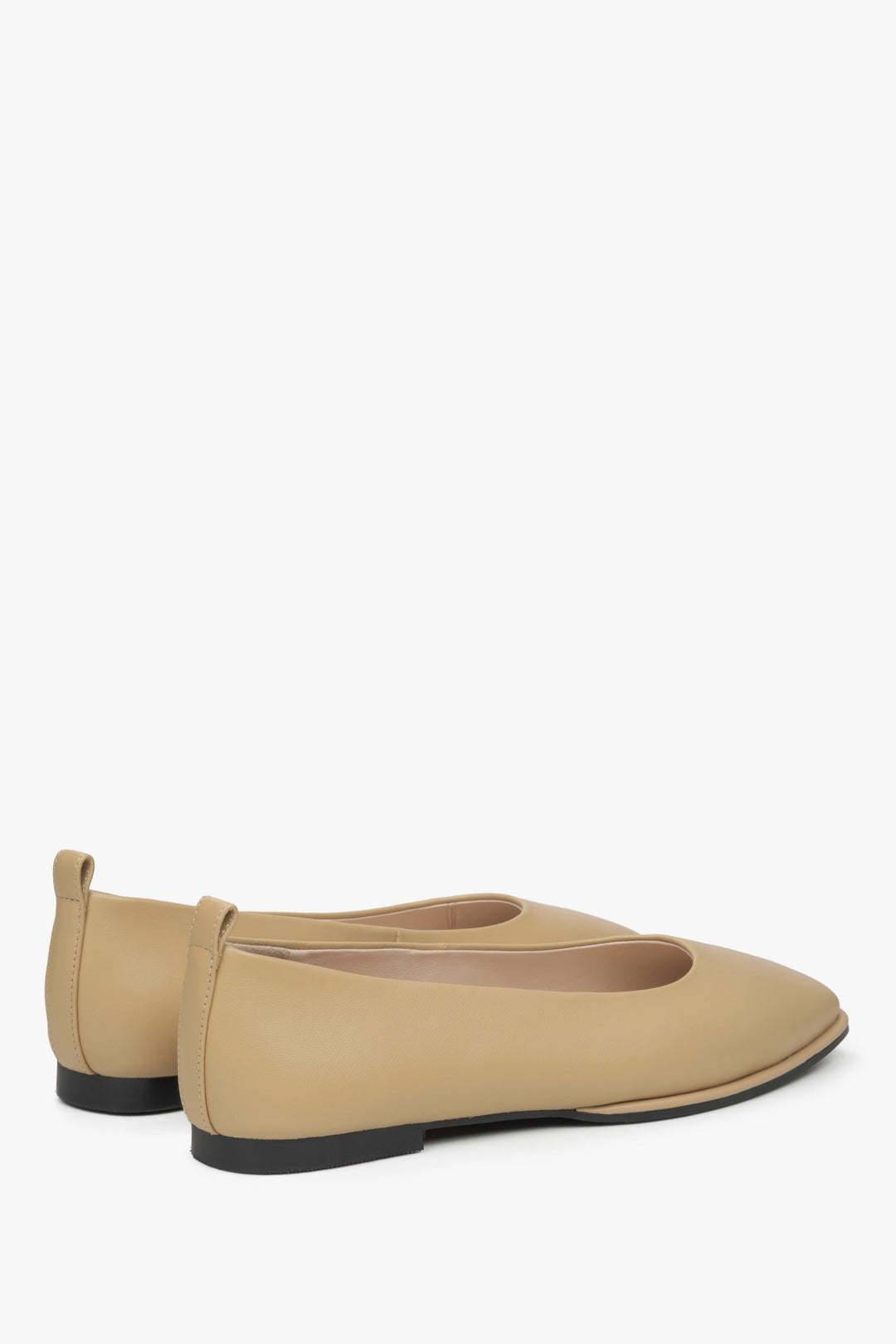 Estro women's beige genuine leather ballet flats - close-up on side line and heel.