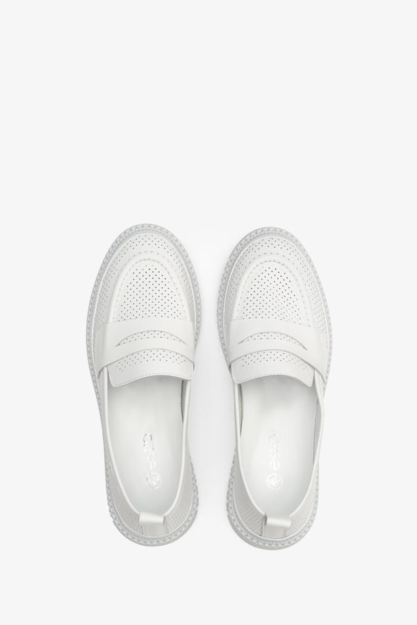 White women's flat loafers made of natural leather by Estro - presentation of the footwear from above.