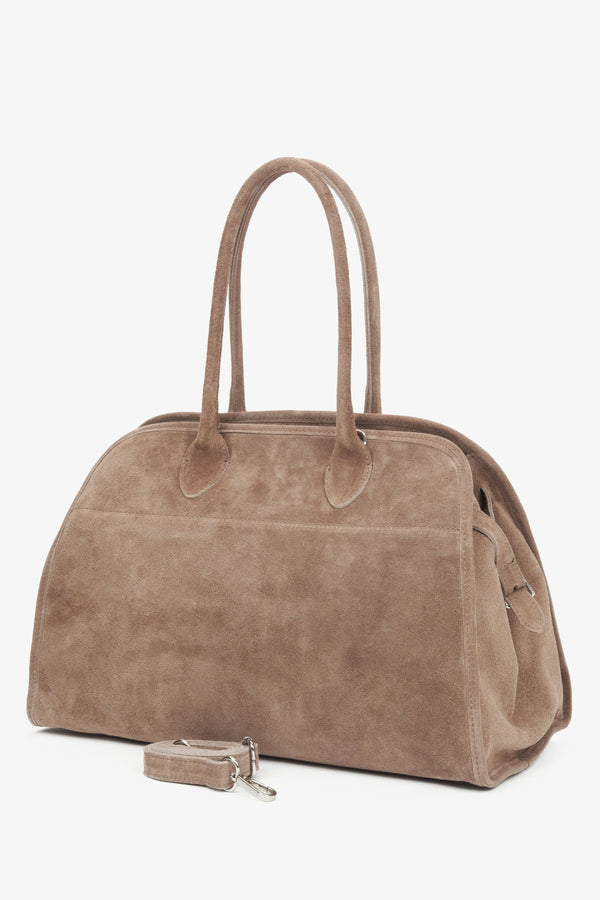 Stylish and convenient beige women's satchel handbag made of premium Italian velour, from Estro.