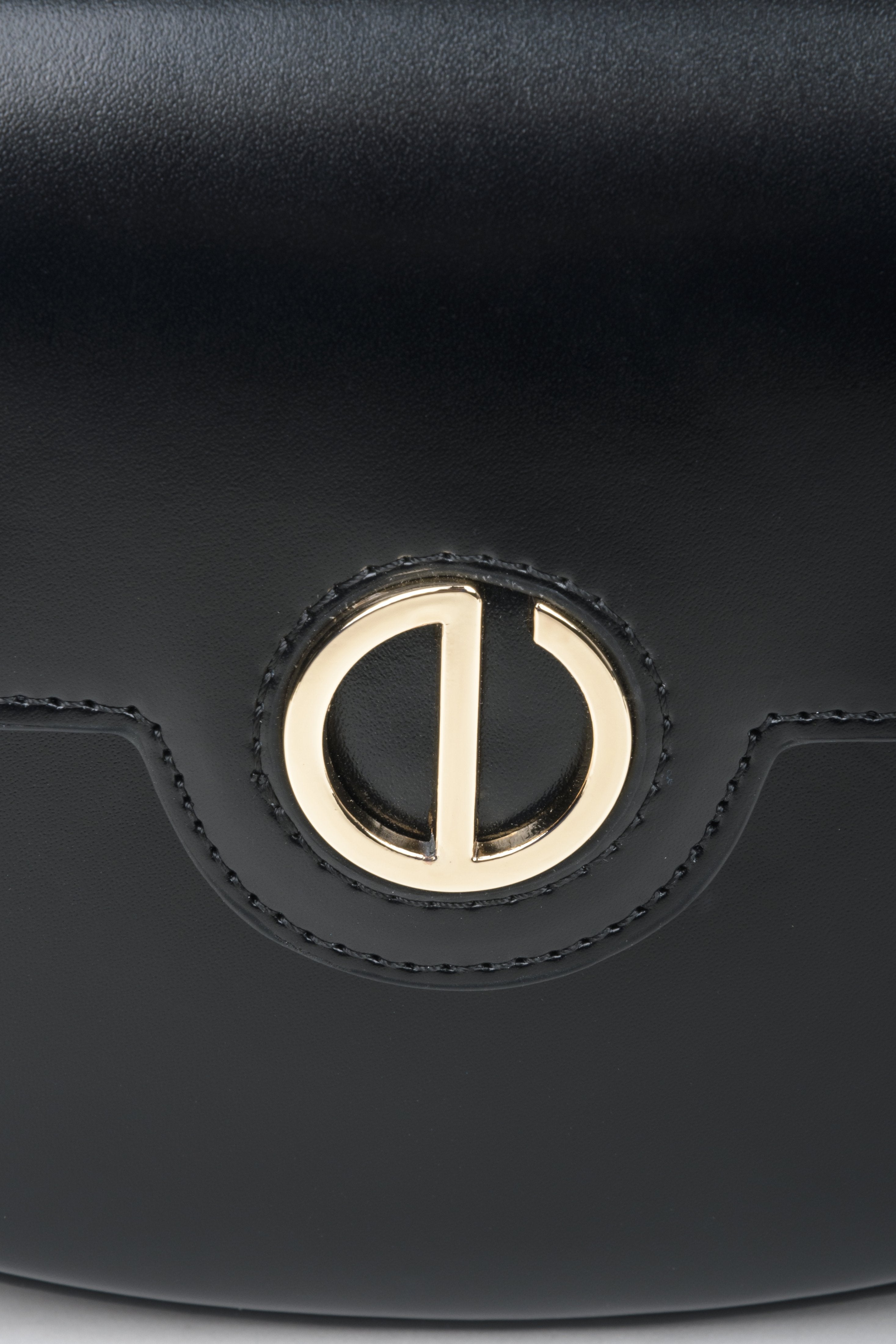 Estro women's black shoulder bag - close-up on the details.