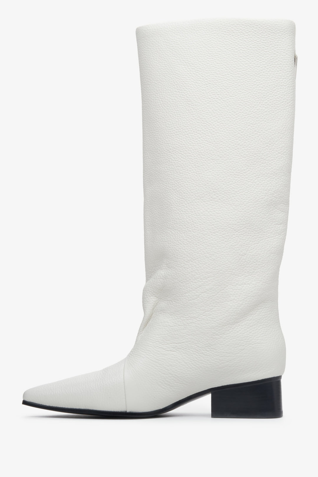 Women's white leather boots by Estro with a wide shaft - presentation of the shoe profile.