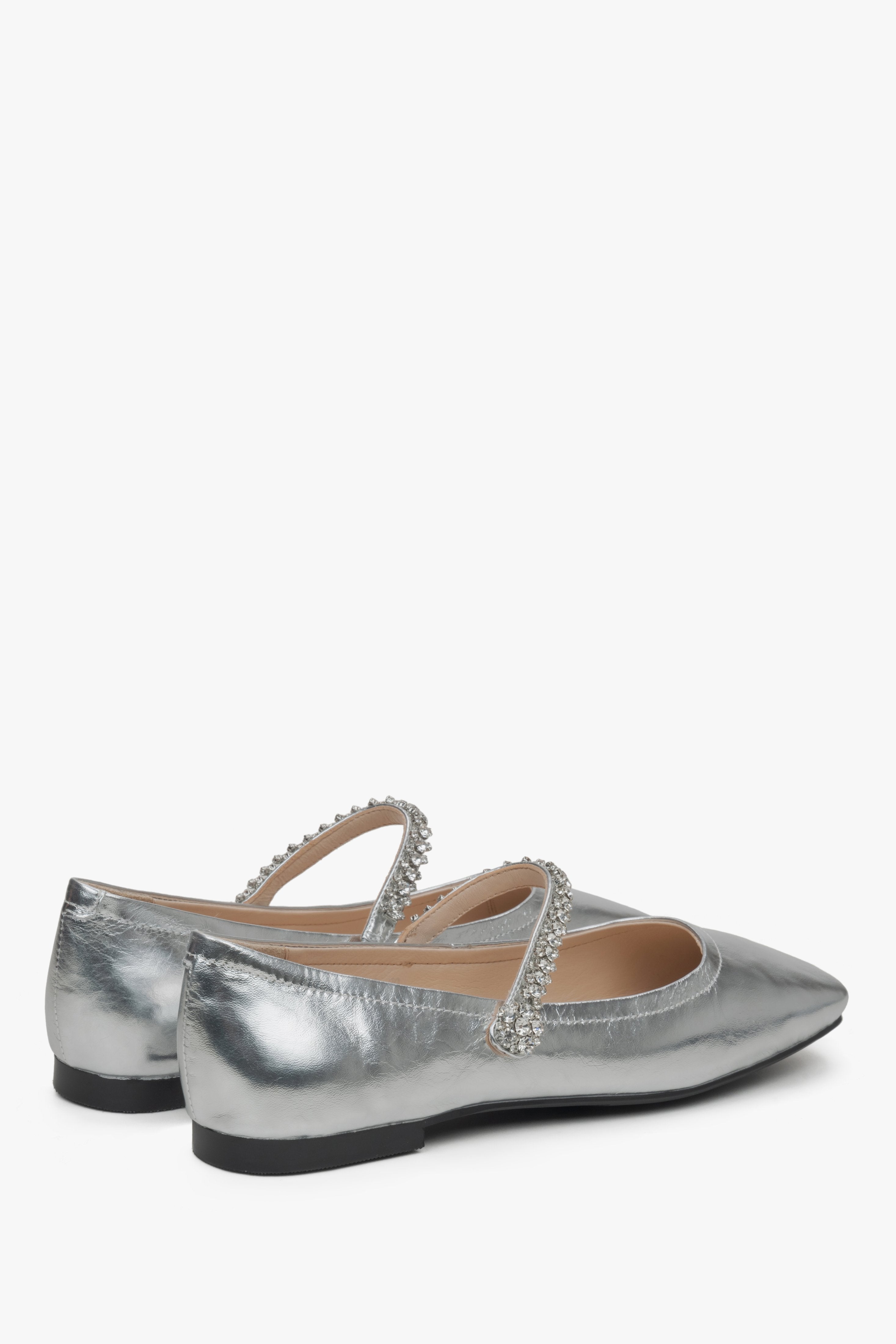 Estro women's silver leather ballet flats - close-up on side line and heel.